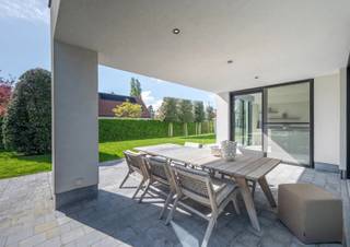 <p>Moderne en eigentijdse villa (2017), gebouwd met oog voor detail en kwaliteit. <br />Royale woning welke volledig werd afgewerkt met hoogwaardige materialen. <br /><br />Indeling: <br /><span>Ruime inkomhal met indrukwekkende plafondhoogtes en een gastentoilet en vestiaire. Lichtrijke woon-en eetkamer met toegang tot het overdekt terras en zonovergoten tuin. Open en volledig geëquipeerde keuken voorzien van alle apparatuur. Berging. <br />Op het verdiep: 1ste slaapkamer met ingemaakte kasten, badkamer (lavabo - bad en douche). Aparte dressing. Tweede ruime slaapkamer. 3de ruime slaapkamer met douchekamer. Bureel/hobbyruimte welke kan gebruikt worden als 4de slaapkamer. Toilet op de nachthal. Ruime wasplaats met technische ruimte. <br />Inpandige garage met 2 sectionale poorten voor 6 wagens en met een parkeerbrug. Meerdere staanplaatsen aan de villa. <br />Alarm, elektrische rolluiken, airco, camerabewaking, .... <br /><br />EPC: 80 kWh/m² - E50 - UC: 31043-G-206_115/EP0697/A001/D01/SD001</span></p>