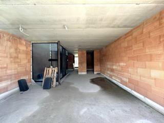 Deze nieuwbouwwoning is gelegen in hartje Geel met de Markt op wandelafstand. Hierdoor bevinden alle voorzieningen zoals scholen, horeca, winkels, OV... zich vlakbij deze unieke woonst.<br /><br />De indeling van de woning ziet eruit als volgt:<br />- Gelijkvloers: inkomhal met apart toilet, bureauruimte, leef- en eetruimte met open keuken, aansluitende patio<br /><br />- 1ste verdieping: 3 slaapkamers en badkamer<br /><br />- 2e verdieping: master bedroom met dressing en badkamer<br /><br />- Buiten beschikt de woning over een gezellige privatieve stadstuin. Van hieruit kan men genieten van het zicht op de prachtige binnentuin<br /><br />Deze BEN-woning zal gebouwd worden volgens alle hedendaagse en toekomstige energienormen. Zo wordt het pand voorzien van alle nieuwste isolatienormen, zonnepanelen, warmtepompen, ventilatietype D... Verder is het huis voorzien van een hoge afwerkingsgraad.<br /><br />In de prijs zijn een ruime kelderberging alsook 2 ondergrondse staanplaatsen inbegrepen.<br /><br />Vraag naar onze renders en plannen alsook timing van de afgewerkte woning.<br /><br />Meer informatie en/of een plaatsbezoek via info@vastengoed.be of 014/72.73.74.<br /><br />Wenst u een gratis schatting van uw eigendom? Contacteer ons vrijblijvend voor een afspraak!