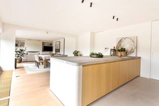 Pal in het centrum gelegen exclusief penthouse met 3 SLK en 2 badkamers, vlakbij park Baron Casier en op wandelafstand van de Markt.Indeling: directe...