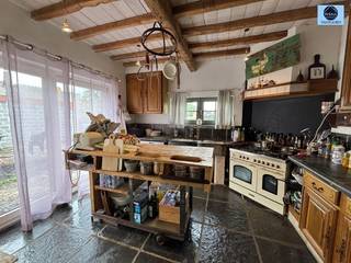 <p><span>PROPRIÉTÉ DE CARACTÈRE AVEC 5 CHAMBRES</span></p><p><span>Prix indicatif : 375 000 euros</span></p><p><span> </span></p><p><span>Cette maison particulière est un parangon d'authenticité et de caractère.</span></p><p><span>Construite avec des matériaux de récupération soigneusement choisis, elle respire une âme que l'on trouve rarement.</span></p><p><span>Avec 5 chambres et 4 salles de bains, elle offre une abondance d'espace et de confort, idéale pour les grandes familles,</span></p><p><span>idéale pour les grandes familles, la vie de kangourou ou ceux qui souhaitent recevoir des invités avec style.</span></p><p><span>Au rez-de-chaussée, il y a une pièce séparée avec sa propre cuisine et sa propre salle de bains, un atout pour une utilisation multigénérationnelle ou une activité indépendante</span></p><p><span>ou une activité indépendante.</span></p><p><span>À l'intérieur, les sols en pierre naturelle, les poutres anciennes et les détails en fer forgé créent une atmosphère chaleureuse.</span></p><p><span>A l'extérieur, à l'étage, une généreuse terrasse avec auvent vous attend : un endroit unique pour profiter de chaque jour.</span></p><p><span>Le terrain situé à côté de la maison est actuellement loué.</span></p><p><span>Epc C favorable (pas d'obligation de rénovation)</span></p><p><span>Soyez rapide !!!</span></p><p><span> </span></p><p><span> </span></p><p><span>N'hésitez pas à appeler le 0475/51.40.73 ou à envoyer un email à info@svena.be.</span></p><p><span>Extrait d'urbanisme/information sur demande !</span></p><p><span>Ces détails sont purement informatifs et nous ne pouvons être tenus responsables pour toute inexactitude.</span></p><p><span>La surface habitable est donnée à titre indicatif.</span></p>