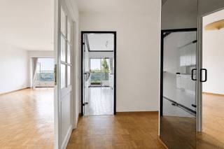 Op zoek naar een ruim en goed gelegen appartement in Sint-Niklaas? Dit appartement biedt met zijn 3 slaapkamers, ruime leefruimte en ondergrondse garage een mooie combinatie van comfort en praktische troeven. Het appartement verkeert in goede staat en beschikt bovendien over een gunstig EPC, waardoor je meteen comfortabel en energiezuinig kunt wonen. Ook de ligging is een grote troef: vlakbij de E17 en verschillende belangrijke invalswegen, terwijl het centrum van Sint-Niklaas op fietsafstand ligt. Een ideale opportuniteit voor eigen bewoning of als interessante investering.