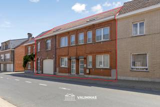 VALIMMAS verkoopt deze ruime voormalige dokterswoning met praktijkruimte, garage en mooie zuidgerichte tuin....
Deze instapklare eigendom bestaat uit drie woningen, dewelke in 2001 samengevoegd, verbouwd en grondig gerenoveerd werden. Deze woning is dan ook uitermate geschikt als bvb. woonst met praktijkruimte vrij beroep, een woning voor een groot gezin, een zorgwoning,...
Het gelijkvloers omvat een inkomhal met toilet, een garage met geautomatiseerde sectionaalpoort, een ruime living (± 65m²) met ingebouwde gashaard en grote glaspartijen met zicht op de tuin, een open ingerichte keuken met eethoek (± 25m²), een wasplaats en een deels overdekt zonneterras.
De praktijkruimte (± 75m²) is toegankelijk via een aparte inkomdeur, en omvat een inkomhal met toilet, een wachtruimte en de praktijkruimte met maatmeubilair en verlichting.
De verdieping herbergt een nachthal, een badkamer met hoekbad en inloopdouche, vier grote slaapkamers + een kleinere slaapkamer of dressing met toegang tot het dakterras (± 20m²).
De ingerichte dakverdieping is bereikbaar via een vaste trap. Hier is oa. reeds aanwezig: vloer in OSB, 5 veluxramen, radiatoren, verlichting en een aansluiting warm/koud water + afvoer.... dus gemakkelijk verder in te richten tot extra kamers en badkamer.
In 2023 vernieuwde CV aardgas met 2 circuits (woning en praktijkruimte). In de living: warmtepomp met vloerverwarming. Inclusief 15 zonnepanelen (4,5 kWp). Energiezuinig, EPC label B. Asbestveilig. De elektrische installatie is reeds conform het AREI.
Belangrijkste renovatiewerken sedert 2001 zijn onder andere: vernieuwd dak, vervanging ramen, alle leidingen elektriciteit, water + riolering, badkamer (2019)... ,
Vrij rustig en residentieel gelegen, op wandelafstand van station Mollem (lijn 60: Brussel-Dendermonde). Gemakkelijke verbindingen naar Asse, Merchtem, Brussel, industriezone Mollem... Nabije toegang tot E40, A12 en Brusselse Ring.