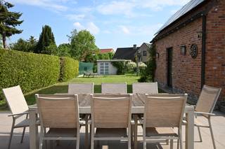 Bent u op zoek naar een instapklare woning op een gegeerde locatie in De Pinte? Dan is deze charmante halfopen bebouwing in de rustige en residentiële Leeuwerikstraat absoluut een bezoek waard.<br /><br /><strong>Via de inkomhal</strong> met gastentoilet en vestiaire wordt u meteen verwelkomd in een stijlvolle en warme thuis. De prachtige stalen deur leidt u naar de gezellige leefruimte, bestaande uit een sfeervolle tv-hoek met haardvuur, een lichtrijke eetkamer en aansluitend een moderne, eigentijdse keuken voorzien van alle comfort. De praktische berging biedt plaats voor wasmachine, droogkast en alle technieken. Dankzij de porte-fenêtre geniet u van een heerlijk binnen-buitengevoel en een directe verbinding met het zonnig terras en de verzorgde tuin. Een absolute troef is het thuiskantoor/atelier in de tuin, ideaal als bureau, praktijkruimte, hobbyruimte of extra opslag. Ook parkeren is hier bijzonder comfortabel met plaats voor meerdere wagens.<br /><br /><strong>Op de verdieping</strong> bevindt zich de nachthal met toegang tot drie slaapkamers, ofwel twee ruime slaapkamers en een apart bureau. Vanuit deze ruimte ontdek je via een bezoek nog uitbreidingsmogelijkheden naar het zolderverdiep. Verder vindt op het verdiep een aangename badkamer met inloopdouche, dubbele wastafel en toilet.<br />Deze woning scoort bovendien uitzonderlijk goed op vlak van energiezuinigheid met een EPC A-score, wat niet alleen bijdraagt aan lagere energiekosten, maar ook aan het duurzame en toekomstgerichte karakter van deze woning.<br /><br /><strong>De woning is gelegen in </strong>een rustige, kindvriendelijke buurt in De Pinte, een bijzonder geliefde gemeente. De Pinte staat bekend om haar groene omgeving, residentieel karakter en uitstekende bereikbaarheid. Openbaar vervoer is vlot bereikbaar dankzij het station met rechtstreekse verbindingen richting Gent, Kortrijk, Brussel en De Panne. Ook de belangrijke invalswegen zoals de N60 en de aansluiting met de E17 zorgen voor een snelle verbinding naar Gent, Kortrijk, Antwerpen en Brussel.<br /><br />Scholen, winkels, horeca en sportfaciliteiten bevinden zich allemaal in de nabije omgeving, wat deze ligging extra aantrekkelijk maakt voor gezinnen en professionals. <strong>Kortom</strong>: een energiezuinige, instapklare woning op een topligging, met karakter, comfort én uitbreidingsmogelijkheden — een waar pareltje op de vastgoedmarkt.<br /><br />👉 <strong>Interesse</strong>? Plan vandaag nog je bezoek en ontdek deze woning zelf! <strong>Contacteer Kim</strong> voor meer info en vraag naar de bezoekdagen 📲 <strong>0477 751 893</strong> of <strong>kim@lannimmo.be</strong><br /><br /> 