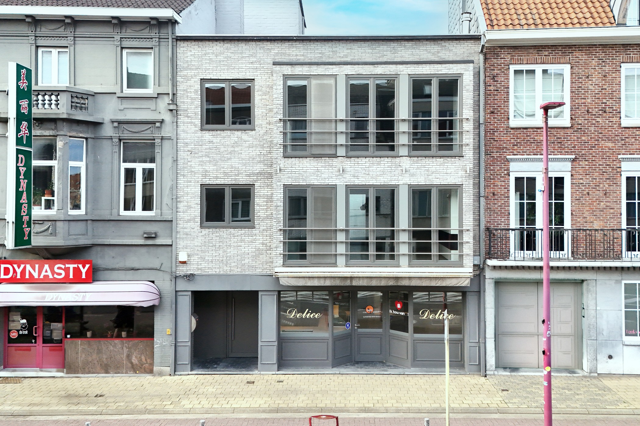 Handelspand met modern gerenoveerd duplex appartement in Deinze - photo 1