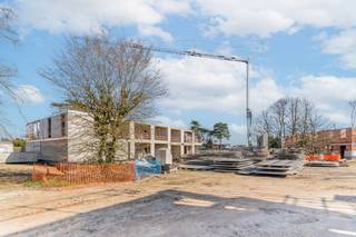 In het centrum van het charmante Gierle komt dit eigentijdse woonproject tot leven. Met een gevarieerd aanbod aan wooneenheden biedt Park Ligtenberg ruimte aan verschillende levensstijlen en gezinnen, van starters tot doorstromers. Een van de hoogtepunten van Park Ligtenberg is het publiek toegankelijke park dat tussen de verschillende woonblokken wordt aangelegd.<br /><br />Het project omvat 14 nieuwbouwwoningen, 12 moderne appartementen, 5 appartementen met een klassiekere uitstraling, en één unieke erfgoedwoning die zorgvuldig gerenoveerd zal worden. Elke wooneenheid is ontworpen met oog voor detail, duurzaamheid en comfort.<br /><br /><span>Moderne appartementen</span>: <br />Deze appartementen variëren van 1 tot 4 slaapkamers en zijn ruim opgezet, met een eigentijdse afwerking. Ze vormen de perfecte woonoplossing voor alleenstaanden, jonge gezinnen en 50-plussers waarvan de kinderen bijvoorbeeld uit huis zijn.<br /><br /><span>Klassieke appartementen</span>: <br />Deze 5 appartementen combineren moderne gemakken met een iets traditionelere uitstraling, wat zorgt voor een unieke woonsfeer.<br /><br />De wooneenheden worden uitgerust met een lucht-water of geothermische warmtepomp in combinatie met vloerverwarming.<br />Dankzij deze slimme technologie kan een bijzonder laag E-peil worden bereikt (tot E20).<br /><br />Voor inzage van de verkoopplannen en verkooplastenboek, kan u vrijblijvend een afspraak maken op kantoor.