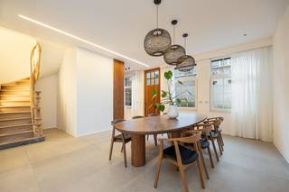 Zoek je een karaktervol herenhuis met een tijdloze gevel én een interieur dat organic-stijl en Japandi combineert waardoor het pure klasse...