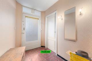 Wonen of werken in het hart van Zottegem, met alles binnen handbereik. Deze woning is gelegen op een uiterst centrale en zichtbare locatie, in de onmiddellijke nabijheid van winkels, restaurants, openbaar vervoer, sportfaciliteiten en andere voorzieningen. Dankzij deze ligging is het pand niet alleen interessant als gezinswoning, maar ook bijzonder geschikt voor wie wonen en werken wenst te combineren.<br /><br />De woning is te renoveren en biedt tal van mogelijkheden om ze volledig naar eigen smaak en behoeften in te richten. Op het gelijkvloers bevindt zich een inkomhal met aansluitend een apart bureau, ideaal voor een zelfstandige activiteit of thuiskantoor. Verder zijn er een leefruimte met zithoek en eetplaats, een aparte keuken, een berging en een inpandige garage. Daarnaast is er ook een kelder aanwezig, wat extra opbergruimte biedt.<br /><br />Op de eerste verdieping bevinden zich twee ruime slaapkamers, een aparte leefruimte en een bijkomend keukengedeelte. Deze verdieping leent zich perfect tot herinrichting, bijvoorbeeld tot extra slaapkamers, een tweede badkamer of een aparte woonentiteit, afhankelijk van uw plannen.<br /><br />Tot slot beschikt de woning over een ruime zolder, bereikbaar via een vaste trap, die verdere uitbreidingsmogelijkheden biedt.<br /><br />Graag meer info en/of een bezoek? Geef ons gerust een seintje! <br /><br />