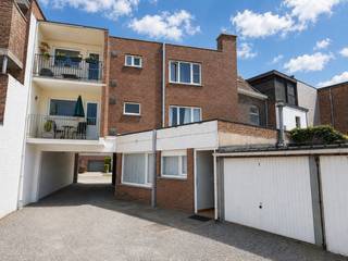 Instapklaar gelijkvloersappartement met garage te Gent
Dit goed en rustig gelegen gelijkvloersappartement bevindt zich in de Peerstraat te Gent en beschikt over een belangrijke troef: een garage onmiddellijk aan het appartement. Dankzij de centrale ligging woon je hier op korte afstand van winkels, openbaar vervoer en het stadscentrum, terwijl je toch geniet van een aangename en rustige woonomgeving.
Het appartement omvat een inkom, een ruime woonkamer met plaats voor zowel een eetgedeelte als een gezellige zithoek, een praktische keuken, een achterinkom, een berging/stookruimte, een afzonderlijke berging/wasplaats, een badkamer en een ruime slaapkamer. De woning werd steeds perfect onderhouden en is instapklaar, wat ze bijzonder geschikt maakt voor wie comfortabel en praktisch wil wonen op het gelijkvloers.
De combinatie van de gelijkvloerse ligging, de garage aan het appartement, de verzorgde staat en de rustige maar centrale locatie maken van dit appartement een interessante opportuniteit, zowel voor eigen bewoning als investering.
Extra troef? Geen dure syndicus hier!
Wens je een bezoek te brengen aan dit gezellige en centraal gelegen appartement? Bel Unicum op het nummer 09 336 16 15 of mail naar info@vastgoedunicum.be. Verkoop onder voorwaarden*