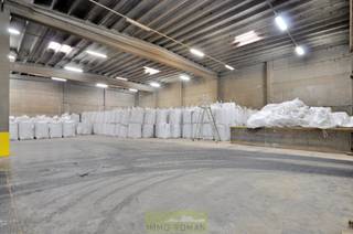 In Avelgem, deelgemeente Kerkhove bevindt deze magazijnruimte van 613 m² zich. De loods is voorzien van een sectionale poort met een hoogte van 4 meter en verlichting is aanwezig. <br />Er is voldoende manoeuvreer ruimte voorzien aan de toegang en een parking aanwezig die afsluit met slagboom.<br /><br />Maandelijkse provisie van 100 euro voor verbruik elektriciteit en water.<br />Vrij vanaf heden.<br />Opzoek naar meer of minder ruimte? Bekijk zeker onze andere publicaties op dit adres.<br /><br />Interesse? Contacteer Immo Roman: 0485 53 17 16