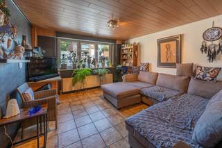 <p>Op zoek naar een woning waar ruimte, comfort en een groene omgeving samenkomen? Deze verrassend ruime gelijkvloerse woning biedt drie slaapkamers, een aparte bureau, een vernieuwde keuken en badkamer én een bijzonder aangename tuin. Bovendien beschikt de woning over zonnepanelen.</p><p>De woning beschikt over een gezellige leefruimte met aansluitend een eetplaats en een vernieuwde halfopen keuken, uitgerust met ingebouwde toestellen. Verder zijn er drie slaapkamers en een afzonderlijke bureauruimte, ideaal voor thuiswerk of hobby's. De ruime, vernieuwde badkamer is voorzien van een inloopdouche, wastafelmeubel en toilet. Dankzij de aparte wasruimte en verschillende bergmogelijkheden is er bovendien aan praktische ruimte geen gebrek.</p><p>De woning heeft EPC-label F en vraagt om energetische renovaties. Met haar aangename indeling, vernieuwde keuken en badkamer biedt ze een mooie basis om verder naar eigen wensen te verduurzamen.</p><p>De verzorgde tuin is een echte blikvanger! Hier geniet je van een aangenaam terras, een mooi gazon en een charmant vijvertje met vissen. Liefhebbers van groen en fruit kunnen hun hart ophalen met appel-, peren-, pruimen- en vijgenbomen, blauwe druiven en kruisbessen. Vooraan vind je bovendien frambozen, bessenstruiken en kruiden. Een heerlijke plek om te ontspannen en volop van het buitenleven te genieten.</p><p><strong>Beschikbaarheid:</strong> De huidige bewoners blijven na het verlijden van de notariële akte nog tijdelijk in de woning wonen, tegen betaling van een bezettingsvergoeding aan de koper. De woning is ten vroegste in juli en uiterlijk in oktober 2027 beschikbaar.<br />Een woning die gelijkvloers wooncomfort, een praktische indeling en een prachtige groene tuin combineert.</p><p><strong>Interesse? Contacteer ons voor een bezoek en ontdek zelf de vele troeven van deze woning!</strong></p>