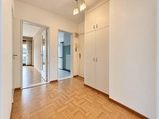 Gelegen aan de Oude Liersebaan in Mechelen bevindt zich dit aangename tweeslaapkamerappartement op de tweede verdieping. De ligging combineert een vlotte bereikbaarheid met tal van dagelijkse voorzieningen in de nabije omgeving.<br /><br />Via de inkomhal op blokjesparket betreden we het appartement. Hier bevinden zich praktische vestiairekasten en een afzonderlijke berging met voldoende voorraadruimte.<br /><br />Vooraan vinden we de ruime woon- en leefruimte, eveneens afgewerkt met blokjesparket. De grote schuiframen zorgen voor een aangename natuurlijke lichtinval en geven toegang tot een terrasje aan de voorzijde.<br /><br />De aparte keuken is uitgerust met een oven, keramische kookplaat en koelkast met vriesvak. Daarnaast is er de mogelijkheid om een vaatwasser te plaatsen.<br /><br />Aan de rustige achterzijde bevinden zich twee slaapkamers, beide voorzien van automatische rolluiken. De grootste slaapkamer geeft bovendien rechtstreeks toegang tot het tweede terras.<br /><br />De badkamer beschikt over een enkele wastafel en een douche in bad. Een afzonderlijk gastentoilet vervolledigt het appartement.<br /><br />Een praktisch ingedeeld en lichtrijk appartement met twee slaapkamers en buitenruimte aan zowel de voor- als achterzijde.<br />Beschikbaar vanaf 01/10/2026 en geschikt voor maximum 3 personen.