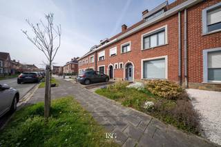 Indeling gelijkvloers: inkomhal met gastentoilet, lichtrijke leefruimte met gezellige houtkachel, praktische keuken, badkamer met inloopdouche,...