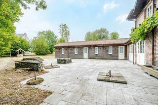 Zeer mooi authentiek pand te koop in Overboelare<br /><br />Dit karaktervolle pand biedt tal van mogelijkheden en is momenteel grotendeels ingericht als bar- of restaurantruimte, inclusief een uitgeruste keuken en een sfeervolle mezzanine. Het handelspand beschikt bovendien over een ruim terras en voldoende parkeergelegenheid.<br /><br />Het aanpalende bijgebouw biedt extra ruimte en kan perfect dienen als opslagplaats, doucheruimte, fitnessruimte of voor andere doeleinden, afhankelijk van uw noden.<br /><br />Boven de handelsruimte bevindt zich een aangenaam appartement met twee slaapkamers en een eigen terras.<br /><br />Het geheel is gelegen op een perceel van maar liefst 5.779 m², met een bebouwde oppervlakte van 1.050 m². <br /><br />In het verleden werd deze locatie uitgebaat als sport- en recreatiecentrum met tennisterreinen. Mits de nodige investeringen is het perfect mogelijk om dit concept opnieuw tot leven te brengen.<br /><br />Kortom: een unieke opportuniteit met tal van commerciële mogelijkheden en een groot investeringspotentieel.<br /><br />Voor meer informatie: bel 09 230 30 71 of mail naar office@save-invest.be