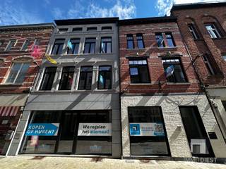 <p><span>In de mooiste winkelstraat van Diest verkoopt Immo Diest dit prachtig doorzonappartement met een gevelbreedte van meer dan 12m!</span></p><p><span>Geniet van uitzonderlijk veel lichtinval, en dat midden in de stad. Het appartement zal klaar zijn bij akte en heeft volgende indeling:</span></p><p><span> </span></p><p><span>GELIJKVLOERS:</span></p><p><span>- gemeenschappelijke inkomhal met fietsenberging</span></p><p><span>- trap naar boven</span></p><p><span>- trap naar de kelder</span></p><p><span> </span></p><p><span>DERDE VERDIEPING:</span></p><p><span>- eigen inkomhal </span></p><p><span>- grote slaapkamer </span></p><p><span>- toffe keuken met toestellen en alle comfort</span></p><p><span>- gezellige leefruimte </span></p><p><span>- zonnig terras aan de achterzijde</span></p><p><span>- badkamer met lavabo en douche</span></p><p><span>- apart toilet</span></p><p><span>- berging/wasplaats met oa. gaswandketel en omvormer zonnepanelen </span></p><p><span> </span></p><p><span>ENERGIEZUINIG:</span></p><p><span>- verwarming op aardgas</span></p><p><span>- zonnepanelen met eigen omvormer (3x400WP)</span></p><p><span>- ventilatie C</span></p><p><span>- EPB voorcalculatie: E38 (dit in een indicatie, het definitieve E-peil kan afwijken van de voorcalculatie en wordt pas vastgesteld na ingebruikname)</span></p><p><span> </span></p><p><span>In de kelder beschikt u nog over een gemeenschappelijke kelderberging (privatieve kelder kan ook voorzien worden).</span></p><p><span>Op het gelijkvloers is er een gemeenschappelijke fietsenberging.</span></p><p><span> </span></p><p><span>PS: </span></p><p><span>- u betaalt geen btw maar 2% registratierechten op de aankoop (als u aan de voorwaarden voldoet)</span></p><p><span>- blijft het E-peil onder E60 en voldoet het appartement aan alle EPB vereisten? Dan geniet u gedurende 5 jaar een vrijstelling op de onroerende voorheffing gezien de Ingrijpende Energetische Renovatie.</span></p><p><span> </span></p><p><span>MEER INFO EN EEN BEZOEK?</span></p><p><span>Aarzel niet, contacteer Immo Diest: 013 31 25 22.</span></p><p><span>Wij laten u dit knappe appartement graag asap bekijken.</span></p>