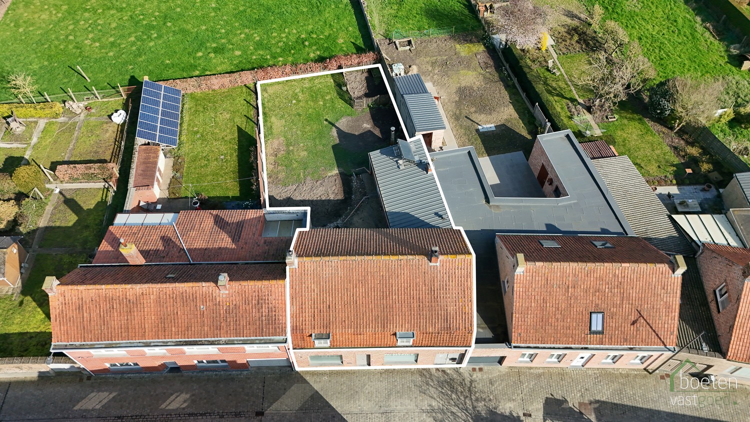 RENINGE: Gezellige dorpswoning met een gerenoveerd gelijkvloers, 3 slpks & zolder en tuin met open zicht op 376m² grondopp. - foto 2