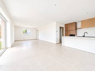 Hectaar bouwde deze nieuwbouwwoning in het landelijke Oetingen (Gooik), op een rustige locatie vlak bij het centrum, lokale handelaars, sportfaciliteiten en openbaar vervoer. Hier combineer je hedendaags comfort met de charme van het Pajottenland. De woning biedt ruime en lichtrijke leefruimtes, een functionele indeling en energiezuinige technieken. <br /><br />Lot 04 is de laatste beschikbare woning binnen dit project en wordt verder afgewerkt met schilderwerken en laminaat op de 3 slaapkamers en nachthal. Dit maakt deze woning volledig instapklaar en onmiddellijk beschikbaar!<br /><br /><strong>Indeling van de woning:</strong><br />Gelijkvloers: inkomhal met gastentoilet, lichtrijke leefruimte met open keuken en een ruime berging.<br />Verdieping: nachthal met apart toilet, 3 volwaardige slaapkamers (13,4m² - 11,9m² - 10,8m²) en badkamer met ligbad, douche en dubbel lavabomeubel.<br />Zolder: toegankelijk via het zolderluik, de mogelijkheid is voorzien om een vaste trap te plaatsen en de zolder verder af te werken (34,6m²)<br /><br /><strong>Troeven van deze woningen:</strong>
<ul>
<li>Energiezuinig</li>
<li>Vloerverwarming op het gelijkvloers</li>
<li>Regenwaterput 7.500l aangesloten op toiletten/wasmachine/buitenkraan</li>
<li>Mogelijkheid tot plaatsen carport</li>
<li>5 Zonnepanelen</li>
</ul>
<br />Wil je wonen in een energiezuinige woning op een toplocatie?<br />Bekijk de plannen van de woningen op www.hectaar.be en contacteer ons voor een afspraak.<br />Jouw nieuwe thuis wacht op je!<br /><br /><strong> Ontdek lot 04 tijdens het opendeurmoment op zondag 27 september, van 13u tot 16u. Schrijf je in via: https://bit.ly/Opendeur_27_september</strong>