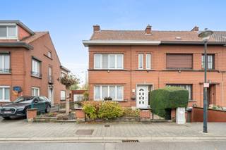 <p><u><strong>Te koop:</strong></u> halfopen woning in het centrum van Machelen, met een rustige ligging en een aangename tuin.<br /><br />Deze woning biedt een solide basis en veel potentieel voor wie wil moderniseren en personaliseren. Gelegen in een residentiële buurt, vlakbij scholen, openbaar vervoer, parken en belangrijke invalswegen, combineert deze locatie het gemak van het centrum met een rustige woonomgeving. De tuin vormt een heerlijke plek om te ontspannen of buiten te genieten. Dankzij de halfopen bebouwing geniet u van extra lichtinval en privacy.<br /><br />Wandel door de hele woning via de Walkly.<br /><br /><u><strong>Belangrijkste ruimtes:</strong></u><br />• Inkomhal (9,7 m²)<br />• Woonkamer (26,5 m²) met veel lichtinval<br />• Keuken (13,1 m²)<br />• Badkamer (5,2 m²)<br />• 3 slaapkamers (6,8 m², 13,7 m² en 16,0 m²)<br />• Kelderruimtes (11,2 m² en 13,6 m²)<br />• Zolder (30,0 m²) met extra bergruimte<br />• Tuin met veel mogelijkheden<br /><br /><u><strong>Troeven:</strong></u><br />• Halfopen bebouwing in het centrum van Machelen<br />• Rustige ligging met zeer aangename tuin<br /><br />Meer informatie? Contacteer Margaux Mulkers via +3223351115<br />JOUW DROOMHUIS. ZO GEVONDEN!</p>