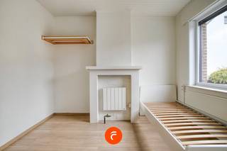 Zeer deugdelijk gerenoveerde rijwoning in het centrum van Deerlijk nabij de belangrijkste invalswegen. Het huis omvat een bureauruimte...