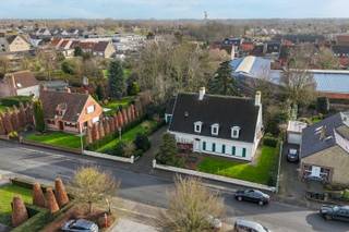 Deze ruime en karaktervolle villa uit de jaren ‘60 biedt een unieke combinatie van charme, ruimte en mogelijkheden. Met maar liefst zes slaapkamers, een grote zolder en een kelder is dit de ideale woning voor wie op zoek is naar volume en flexibiliteit. <br /><br />De lichtrijke leefruimte straalt klasse uit en sluit aan op de gezellige eetkamer en keuken. De grote raampartijen zorgen voor een prachtig uitzicht op de zuidgerichte tuin, waar u in alle rust kunt genieten. Dankzij de ruime indeling leent deze woning zich uitstekend voor een vrij beroep of praktijk aan huis.<br /><br />Verder beschikt de villa over twee garages en een ruime oprit. De solide bouwstijl en authentieke elementen bieden een sterke basis voor modernisering naar eigen smaak.<br /><br />Bovendien werd het dak reeds geïsoleerd en zijn er zonnepanelen aanwezig, wat zorgt voor extra energie-efficiëntie. Een recente aardgasketel garandeert een optimaal verwarmingscomfort.<br /><br />Wie interesse heeft in deze unieke eigendom kan ons contacteren op 059250590 voor alle info en bezoek ter plaatse.