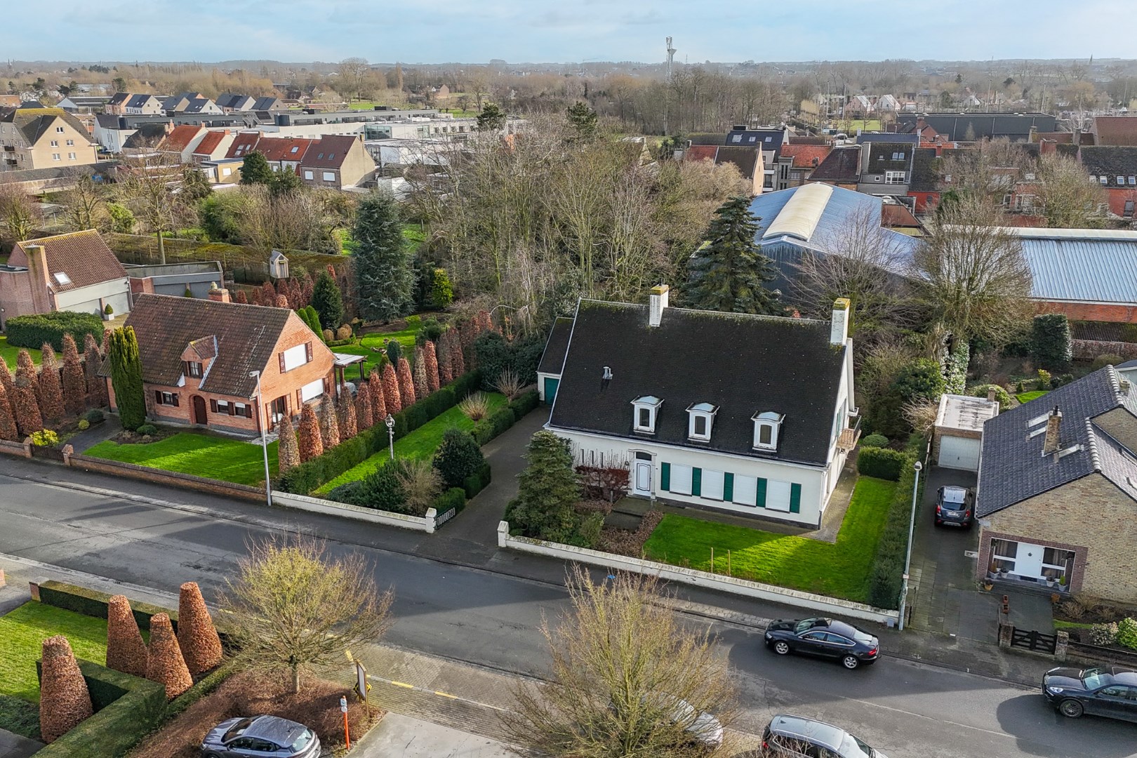 Statige villa uit de jaren ‘65 met zuidgerichte tuin in hartje Oudenburg. - foto 1