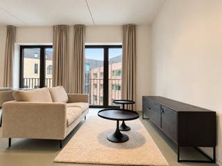 Deze stijlvolle, gemeubelde studio van ca 48 m² bevindt zich op de derde verdieping van het moderne nieuwbouwproject Anversa, gelegen op het bruisende Zuid in Antwerpen. De ligging is uitstekend, vlak bij de KdG Hogeschool en de gezellige Troonplaats. Tal van trendy restaurants, cafés en winkels bevinden zich op wandelafstand. Bovendien geniet u van een vlotte bereikbaarheid dankzij de nabijheid van belangrijke invalswegen en het openbaar vervoer.<br /><br />De studio werd smaakvol ingericht met stijlvolle, nieuwe meubels en biedt alle hedendaags wooncomfort. Via de afzonderlijke inkomhal bereikt u de moderne badkamer, uitgerust met een inloopdouche, wastafel, toilet en handdoekradiator.<br /><br />Verder komt u terecht in de gezellige leefruimte met open keuken, voorzien van een kookplaat, spoelbak en koelkast met vriesvak.<br />Het slaapgedeelte wordt op een slimme manier van de leefruimte afgescheiden door een op maat gemaakte ingemaakte kledingkast. Een comfortabele boxspring zorgt voor een aangename nachtrust.<br /><br />Ook de gemeenschappelijke faciliteiten vormen een absolute meerwaarde. Bewoners kunnen genieten van een gezellige ontspanningsruimte met pingpongtafel, tafelvoetbal en verschillende zithoeken. Daarnaast staan ook de gemeenschappelijke binnentuin, fietsenstalling en wasruimte ter beschikking.<br /><br />Gemeenschappelijke lasten: 50 Euro<br />Parkeerplaats bij te huren aan 140 Euro per maand<br />Alle nutsvoorzieningen (water en elektriciteit) zijn privé op te nemen door de huurder.<br /><br />Onmiddellijk beschikbaar.