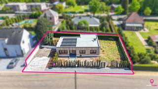 Bij ImmoFusion 7/7 “open huis” : klik op onze 3D-TOUR.<br /><br />Welkom in deze prachtige, totaal vernieuwde woning gelegen in de Lillostraat 15. Dit moderne pand combineert comfort, ruimte en privacy op een perceel van maar liefst 7 are.<br /><br />Bij het betreden van de woning valt meteen de uitzonderlijk ruime living op, die naadloos overloopt in de open keuken. Deze stijlvolle keuken is uitgerust met een groot kookeiland en hoogwaardige toestellen, waaronder een inductiekookplaat met ingebouwde afzuiging, afwasmachine en een koelkast, ideaal voor wie houdt van koken en gezellig samenzijn.<br /><br />De woning beschikt over drie volwaardige slaapkamers, elk voorzien van airconditioning, net zoals de leefruimte. Alle kamers bevinden zich op het gelijkvloers, wat zorgt voor optimaal wooncomfort en toegankelijkheid.<br /><br />De badkamer is een echte eyecatcher, met een moderne douchecabine en een luxueus tweepersoons ligbad met massagefunctie, perfect om volledig tot rust te komen.<br /><br />Een absolute meerwaarde is de volledig onderkelderde verdieping. Deze biedt niet alleen plaats aan een ruime inpandige garage, maar ook tal van mogelijkheden voor extra opslag, een hobbyruimte, fitness of zelfs een werkatelier. Dankzij de grootte en praktische indeling vormt de kelder een bijzonder functionele uitbreiding van de woning.<br /><br />Buiten geniet u van een ruim, volledig overdekt terras en een omheinde tuin die volledige privacy garandeert. De rustige ligging in een aangename woonwijk maakt het plaatje compleet.<br /><br />Pluspunten:<br />- Volledig onderkelderd met inpandige garage<br />- Voorzien van zonnepanelen<br />- Strakke en moderne afwerking<br />- Totale privacy op het perceel<br />- Rustige ligging<br /><br /><span>Maatregelen opgenomen in het Maatregelenregister: nee</span><br /><br />Kortom, een instapklare woning waar comfort, luxe en rust centraal staan.<br /><br />Voor een bezichtiging ter plaatse of meer info, bel ons op 078/78.78.70, of kom gewoon binnen op ons kantoor, steeds welkom!