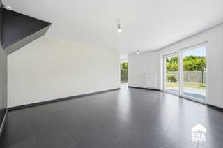 <p>Op zoek naar een moderne, energiezuinige gezinswoning waar u zo uw intrek kan nemen? Dan is deze halfopen bebouwing in Moorslede (Dadizele) precies wat u zoekt. ✨<br /> </p>
<p>Deze recente woning (2011) combineert comfort met gemoedsrust: EPC-label B, conforme elektriciteit en geen asbest. U koopt hier zonder verrassingen én zonder werk. &#128077;<br /> </p>
<p>Binnen valt meteen de lichtinval op. ☀️ Grote raampartijen brengen het daglicht diep in de leefruimtes en zorgen voor een aangename, open sfeer. Met 3 volwaardige slaapkamers, een badkamer, bergingen boven én beneden, en 151 m² bewoonbare oppervlakte is er ruimte voor het hele gezin.<br /> </p>
<p>Buiten wacht een zonnig verhaal. Het terras en de tuin creëren dat echte zomergevoel &#127807; — ideaal om te ontspannen of gasten te ontvangen. Handig detail: via een nieuw tuinpoortje aan de zijkant bereikt u de tuin rechtstreeks, zonder met tuinafval door het huis te moeten.<br /> </p>
<p>Verder geniet u van een garage &#128663;, een regenwaterput &#128167; en een centrale verwarming op gas met condensatieketel (2019).<br /> </p>
<p>De ligging is een absolute troef: op wandel- en fietsafstand van het centrum van Dadizele, maar toch rustig gelegen. Het beste van twee werelden. &#128205;<br /> </p>
<p>Kortom: een gebruiksklare woning waar u niets meer aan hoeft te doen — enkel nog uw koffers uitpakken. &#128230;<br /> </p>
<strong>&#128222; Nieuwsgierig? Contacteer vandaag nog uw ERA-makelaar voor een bezoek.</strong>