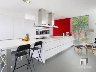 <p><span>Ontdek deze uitzonderlijke woning in het hart van Tessenderlo (Engsbergen), een perfecte mix van modern comfort en klasse. Met een royale bruikbare oppervlakte van 440 m², biedt dit handelshuis voldoende ruimte voor handel/kantoor en luxueus wonen.</span></p><p><span> </span></p><p><span>Op het gelijkvloers een lichtrijke winkelruimte met een glazen voorgevel (etalage), achterliggend berging, kantoor (of 4de slaapkamer), studio met badkamer en eigen sauna.</span></p><p><span> </span></p><p><span>Op de eerste verdieping treft u een lichte en luchtige leefruimte en een zeer moderne keuken, voorzien van hoogwaardige inbouwapparatuur. Aansluitend vindt u een prachtig terras met een schitterend uitzicht op de groene omgeving.</span></p><p><span> </span></p><p><span>Op de tweede verdieping is een masterbedroom die beschikt over een eigen dressing, een luxueuze badkamer met zowel bad als douche, een apart toilet en twee kinderkamers. </span></p><p><span>Buiten is er een adembenemend verwarmd zwembad van 10x3m, dat het hele jaar door te gebruiken is, en een charmante privé-tuin die uitnodigt tot ontspanning en plezier.</span></p><p><span> </span></p><p><span>Gelegen op een perceel van 508 m² geniet deze buitenkans van een gunstige ligging nabij lokale voorzieningen en recreatiemogelijkheden. Scholen, winkels en het openbaar vervoer zijn binnen handbereik. De ligging bij uitstek voor zowel handel als sereen en rustig wonen.</span></p><p><span> </span></p><p><span>Kortom, deze woning is een unieke kans voor wie op zoek is naar luxe en comfort in een centrale omgeving. Maak vandaag nog een afspraak voor een bezichtiging en laat u verrassen door alles wat deze woning te bieden heeft.</span></p><p><span> </span></p><p><span>Een woordje uitleg van de eigenaar:</span></p><p><span>Handelspand</span><span> (pralinewinkel - ijssalon) werd in 2021 volledig nieuw ingericht: nieuwe elektriciteit, vloer, inrichting, airco, schilderwerken, ...</span></p><p><span>Het handelsgelijkvloers (ong 200m²) bestaat uit de winkelruimte, koele berging, werkruimte, bureel, toilet, leefruimte, en buiten terras voor klanten.</span></p><p><span>Woongedeelte:</span></p><p><span>1e verdieping:</span><span> ruime living (65m²) met ingebouwde kasten langs beide zijden en gashaard, ruime leefkeuken (35m²) met aanpalend handige opbergruimte (14m²), toilet, ingebouwde vestiairekasten op overloop en groot terras (45m²).</span></p><p><span>2e verdieping:</span><span> 3 slaapkamers waarvan 1 met aanpalende dressing, badkamer (dubbele lavabo, bad en douche), apart toilet.</span></p><p><span>Airco aanwezig in living en alle slaapkamers</span></p><p><span> </span></p><p><span>Geniet tevens van je eigen wellness:</span><span> verwarmd buitenzwembad, aanpalend op gelijkvloers een sauna en badkamer . Dankzij de warmtepomp is het mogelijk het jaar rond verwarmd te zwemmen.</span></p><p><span>Zonnepanelen (6.3kWp) aanwezig met groenestroomcertificaten (350/st tot 2030), in 2022 werd een bijkomende installatie geplaatst (4.3kWp) alsook alle veluxramen vervangen, recent nieuw alarm geplaatst.</span></p><p><span> </span></p><p><span>Pand kan gekocht worden met of zonder de winkelinrichting.</span></p><p><span>Alles is bespreekbaar.</span></p><p><span> </span></p><p><span>Bel Immodiest 013/31.25.22 voor een afspraak.</span></p><p><span> </span></p>