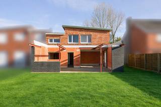 Ontdek het potentieel van deze ruime casco woning OP TOPLOCATIE met een bewoonbare oppervlakte van meer dan 185 m² op een perceel grond van 612...