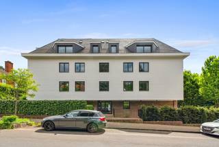 Découvrez ce superbe immeuble de bureaux, entièrement rénové en 2024, idéalement situé sur l'avenue Albert Lancaster à Uccle.Avec une superficie...