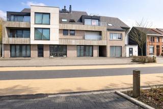 Cet appartement sera-t-il votre nouvelle maison ? Cet appartement spacieux et prêt à emménager offre la combinaison parfaite de confort et d'un excellent emplacement.L'appartement est divisé comme suit :-hall d'entrée-toilettes séparées-cuisine-salon-salle de bain 1 avec douche à l'italienne-chambre 1-terrasse 1Étage :-chambre 2-salle de bain 2 avec douche à l'italienne et toilettes-terrasse 2Les frais communs sont de 80€ par mois et comprennent : le syndic, l'entretien de l'eau et de l'électricité, les parties communes.Technique : chauffage central au gaz, vitres à haut rendement, interphoneL'appartement sera disponible à partir du 15/04/2026Pour visiter, nous vous demandons de créer à l'avance votre profil de location comme suit : rendez-vous sur la propriété sur notre site internet : www.dewaele.com. Dans le bâtiment, vous verrez un bouton rouge « demander une visite ». Si vous cliquez ici, vous pouvez compléter le profil de location.