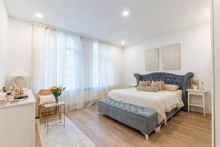 <p>Op zoek naar een gezellig en instapklaar appartement op een aantrekkelijke locatie? Ontdek dit gerenoveerde appartement op de eerste verdieping van een kleinschalig gebouw in het geliefde Oud-Berchem.</p><p>Het appartement heeft een bewoonbare oppervlakte van 55 m² en beschikt over twee slaapkamers, waarvan één doorloopkamer. Deze indeling biedt verschillende mogelijkheden, bijvoorbeeld voor een slaapkamer met aansluitende dressing of een gezellige werkruimte.</p><p><strong><u>Troeven van het appartement:</u></strong><br />Gerenoveerd en instapklaar<br />Gelegen op de eerste verdieping<br />Terras<br />55 m² bewoonbare oppervlakte<br />Twee slaapkamers, waarvan één doorloopkamer<br />Kleinschalig gebouw<br />Geen extra gemeenschappelijke kosten<br />Gelegen in het charmante Oud-Berchem<br />Centrale ligging nabij winkels, horeca en openbaar vervoer<br />Een ideale woonplek voor een alleenstaande of koppel dat op zoek is naar een gezellig appartement met een praktische indeling en een uitstekende ligging.</p><p>Interesse? Neem contact op voor meer informatie of een bezoek ter plaatse: <strong>info@markasa.be</strong> of <strong>03/827.72.92</strong></p>