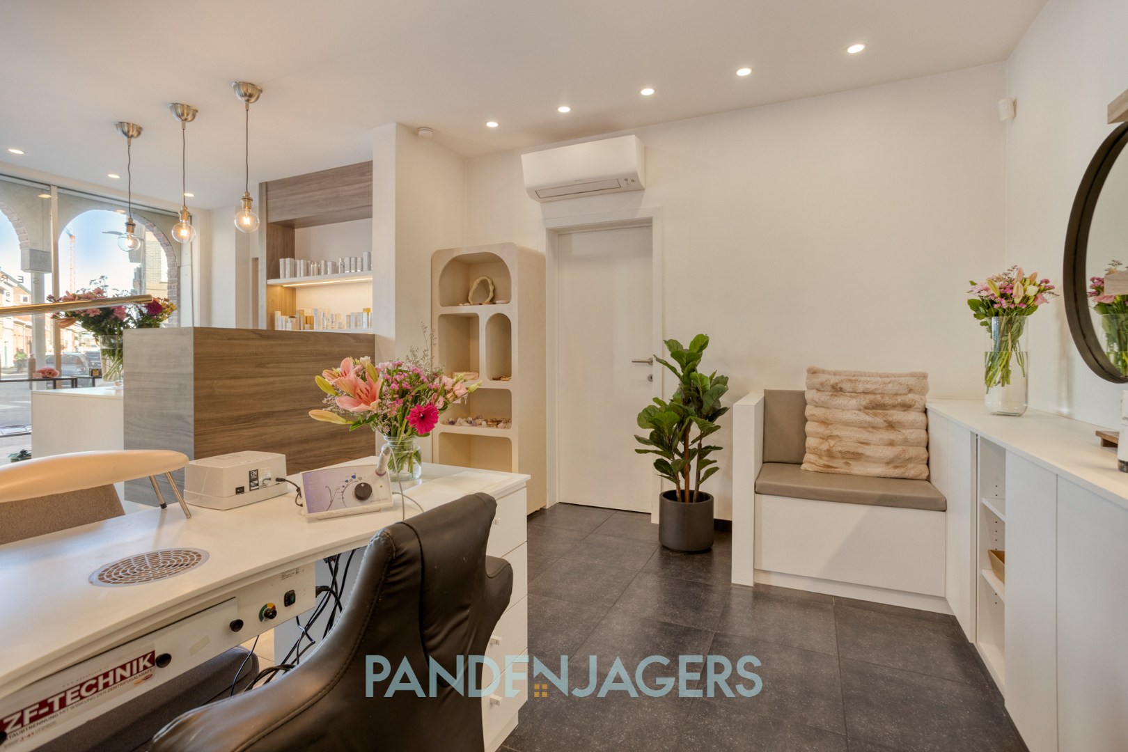 Stijlvol en hoogwaardig afgewerkt handelspand met visibiliteit te Duffel - foto 4