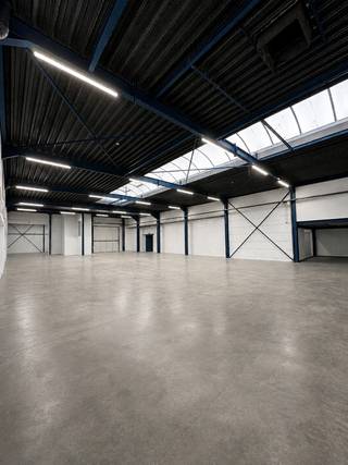 Dit veelzijdig bedrijfsgebouw in Machelen biedt een unieke combinatie van opslag, kantoor en bijkomende ruimtes op een uitstekend bereikbare locatie, vlakbij de Ring en de E19/A12.<br /><br />De kern van het pand bestaat uit een ruime loods van ongeveer 1.500 m², uitgerust met 4 sectionaalpoorten voor een vlotte aan- en afvoer van goederen. Aansluitend beschikt het complex over 250 m² kantoorruimte en een conciergewoning van circa 250 m², die eveneens perfect in te zetten is als extra kantoor- of vergaderruimte. Buiten is er bovendien een verharde buitenruimte van 600 m², ideaal voor laden, lossen of buitenopslag.<br /><br />Met een totale oppervlakte van ruim 2.600 m² en een flexibele indeling is dit pand geschikt voor uiteenlopende sectoren zoals transport, logistiek, distributie of productie.<br /><br />In een oogopslag:<br />- ±1.500 m² loods | 250 m² kantoor | ±250 m² conciergewoning | 600 m² buitenruimte<br />- 4 sectionaalpoorten<br />- Topligging in Machelen<br /><br />In geval van interesse, bel ons op 02.462.32.00