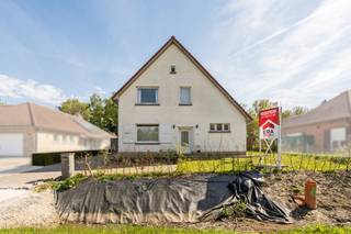 <p><strong>Charmante open bebouwing met riante tuin aan de stadsrand van Sint-Niklaas. </strong>Op zoek naar een woning met ruimte, licht en een groene oase vlakbij de stad? Deze open bebouwing langs de Hoge Heerweg biedt het beste van twee werelden: een rustige, residentiële ligging én een vlotte verbinding naar alle belangrijke invalswegen.</p>

<p>De woning, gebouwd in 1950, verrast met haar royale volumes en aangename leefcomfort. Binnen geniet je van een overvloed aan natuurlijk licht en een praktische indeling, terwijl buiten een prachtige tuin van maar liefst 700 m² wacht om ontdekt te worden.</p>

<p>Belangrijkste ruimtes:<br />• Ruime living (71 m²) met inbouwcassette en veel lichtinval<br />• Volledig ingerichte keuken met inductiekookplaat, combi-oven, vaatwasser, koelkast en ingemaakte kasten<br />• Polyvalente ruimte (15 m²) voor hobby of bureau<br />• Badkamer (9 m²) met inloopdouche, dubbel wastafelmeubel en toilet<br />• 3 slaapkamers (12 m², 14 m², 15 m²)<br />• Berging met aansluitingen voor wasmachine en droogkast<br />• Deels onderkelderd<br />• Zolder (23 m²) bereikbaar via vaste trap<br />• Tuin van 700 m², ideaal voor ontspanning en spel</p>

<p>Troeven:<br />• Goede locatie nabij invalswegen en voorzieningen<br />• Ruime woning met royale leefruimtes<br />• Zeer mooie en grote tuin van 700 m²</p>

<p>Laat je verrassen door de charme en het potentieel van deze woning. Plan vandaag nog je bezoek en ontdek zelf waarom dit jouw nieuwe thuis kan worden.</p>

<p><strong>Jouw nieuwe begin start hier.</strong></p>