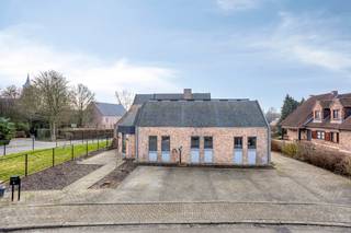 MULTIFUNCIONELE woning met mogelijkheden voor een praktijk. Dit instapklare pand in open bebouwing combineert een privé-woning met een...