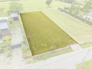 Op zoek naar een rustig gelegen bouwgrond voor het realiseren van uw nieuwbouwwoning? Ontdek dit mooi perceel bouwgrond van 1.007 m², gelegen in de Rapenbrugstraat Noord 8 te Maldegem.<br /><br />Deze bouwgrond geniet van een landelijke ligging met een open en weids uitzicht over de achterliggende velden, terwijl de voorzieningen en het centrum van Maldegem vlot bereikbaar zijn. Het perceel is bestemd voor het oprichten van een vrijstaande eengezinswoning met een maximale bouwhoogte van twee bouwlagen, waardoor u alle ruimte krijgt om een kwalitatieve gezinswoning te realiseren.<br /><br />Een belangrijke troef is de afwezigheid van een bouwverplichting, waardoor u volledig vrij bent om uw bouwproject te plannen volgens uw eigen timing. Dit maakt het perceel niet alleen interessant voor wie onmiddellijk wenst te bouwen, maar eveneens als investering voor de toekomst.<br /><br />Bent u op zoek naar een ruim perceel op een rustige locatie met tal van mogelijkheden? Neem dan gerust contact op met Louis Van Zele van Immo Francois Meetjesland voor meer informatie, de stedenbouwkundige voorschriften of een bezoek ter plaatse.<br /><br />