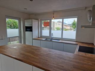 Prachtige , ruime woning gelegen in een rustige buurt vlakbij het centrum van Veurne .Deze halfopen woning biedt u een zeer ruime en zonnige...