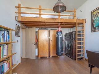 <p>Découvrez cet appartement exceptionnel et authentique situé dans une élégante maison de maître, où le caractère et le confort contemporain se marient harmonieusement.<br />Situé dans une petite copropriété bien entretenue, l’appartement a été entièrement rénové en 2011 dans le respect des éléments d’origine et du caractère unique du bâtiment.<br /></p><p>En entrant dans l’appartement, vous accédez à un hall d’entrée avec toilettes séparées, qui mène à une cuisine ouverte entièrement équipée ainsi qu’à un séjour particulièrement spacieux et lumineux. Les grandes baies vitrées apportent une abondance de lumière naturelle et soulignent l’atmosphère chaleureuse, tandis que le parquet authentique et les détails de charme confèrent à l’ensemble un cachet unique.<br /></p><p>L’appartement dispose de deux chambres complètes, chacune avec une mezzanine. Il comprend également un espace bureau/chambre supplémentaire avec mezzanine, idéal comme espace de télétravail ou salle de loisirs. En outre, vous trouverez une salle de bains, une salle de douche et un espace de rangement pratique.<br /></p><p>Une cave privative est également incluse.<br /></p><p>La localisation est un atout majeur : à deux pas de Tour &amp; Taxis, à distance de marche du parc L28 et bénéficiant d’une excellente accessibilité grâce aux connexions de métro et de bus à proximité.<br /></p><p>Atouts supplémentaires :</p><ul><li><p>PEB favorable (classe D)</p></li><li><p>Installation électrique conforme</p></li><li><p>Chaudière au gaz récente (2026)</p></li><li><p>Charges communes très faibles</p></li></ul><p>En résumé, une opportunité unique pour ceux qui recherchent un appartement de caractère dans un emplacement de premier choix.<br /></p><p><strong>Intéressé(e) ?</strong> Planifiez votre visite dès aujourd’hui via le site web de Living Stone !</p>