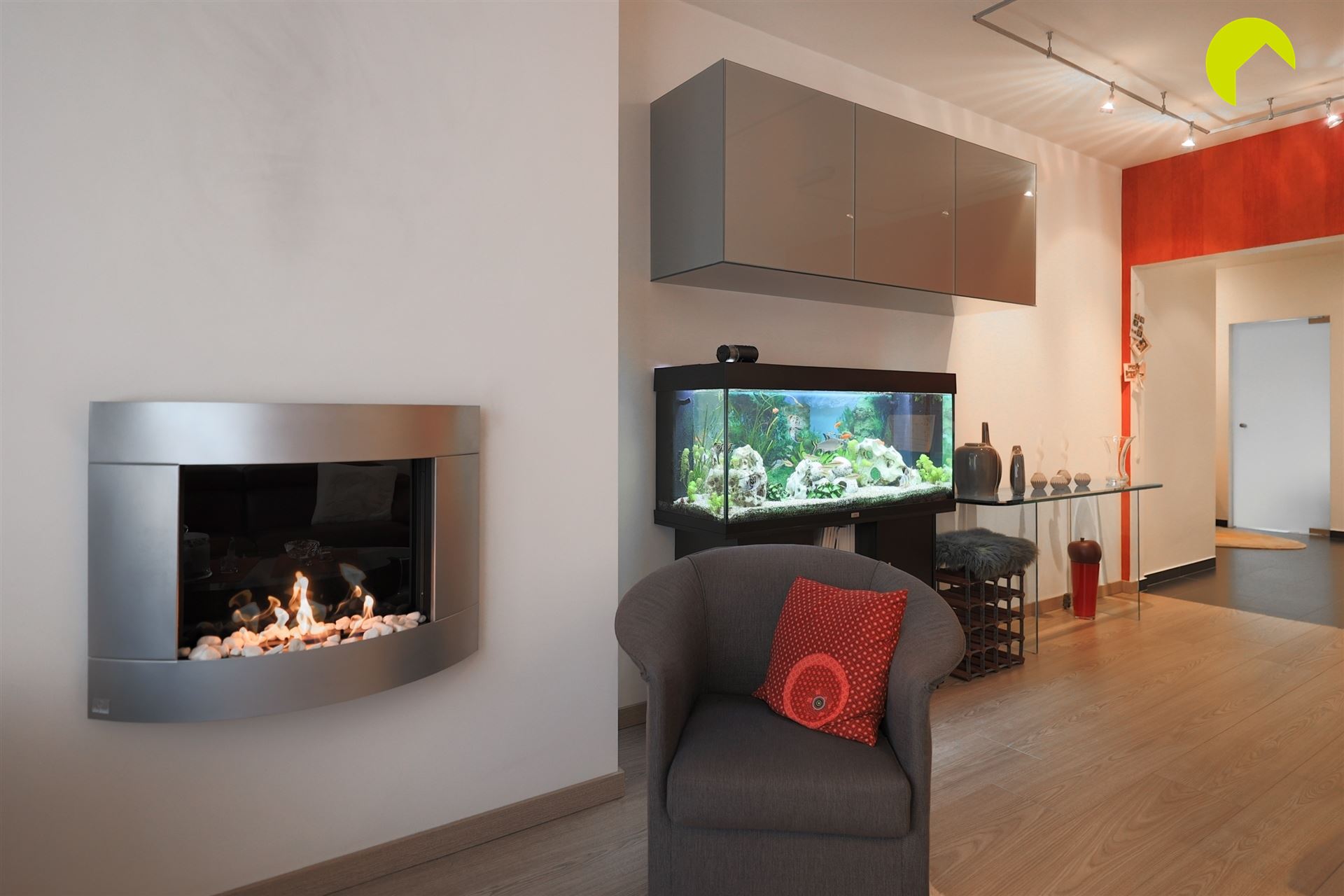 Gerenoveerd gelijkvloers appartement (75m²) met ruim terras en autostaanplaats - foto 3