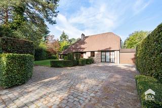 br&gt;Bent u op zoek naar een charmante woning met karakter, ruimte én mogelijkheden? Dan is deze woning zeker een bezoek waard. De woning bevindt zich in een rustige en aangename omgeving en staat op een mooi perceel van maar liefst 1.410 m². <br />U kan genieten van een vlotte verbinding naar de omliggende gemeenten. Dankzij de goede bereikbaarheid zijn zowel het centrum van Mol en belangrijke verbindingswegen vlot bereikbaar.<br />U woont hier rustig en groen, terwijl winkels, scholen, dagelijkse voorzieningen en ontspanningsmogelijkheden zich op wandelafstand bevinden.<br /><strong>Troeven:</strong>
<ul><li>Karaktervolle en charmante woning</li><li>Ruim perceel van 1.410 m²</li><li>Ruime, aangelegde tuin</li><li>3 slaapkamers, waarvan 1 gelijkvloers</li><li>Extra polyvalente ruimte op het gelijkvloers, mogelijkheid om deze ruimte in te vullen volgens eigen wensen</li><li>Instapklaar met nog mogelijkheden om verder naar eigen smaak aan te passen</li><li>EPC-label C (236 kWh/m²) - geen renovatieverplichting</li><li>Rolluiken aanwezig</li><li>Rustige en aangename woonomgeving</li><li>Vlotte bereikbaarheid (Zuiderring N71 nabij)</li><li>Ideale combinatie van wooncomfort, ruimte en mogelijkheden</li></ul>
Een woning met karakter, een uitzonderlijk ruim perceel en vooral heel wat potentieel. Kom zelf de charme, ruimte en mogelijkheden van deze woning ontdekken.