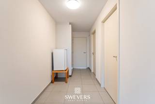 Voor meer info en foto’s, surf naar www.swevers.be – In het centrum van Heusden-Zolder bevindt zich deze functionele serviceflat uit 2012, perfect voor wie comfort en zelfstandigheid wil combineren. De flat is onderdeel van een gebouw speciaal voor assistentiewoningen en biedt een rustige, toegankelijke woonomgeving. Met een private staanplaats, lift en uitstekende bereikbaarheid – bushalte op 20 meter, winkels op 1,5 km en ziekenhuis op 3 km is gemak gegarandeerd.<br />Binnenin zorgt een doordachte indeling voor optimaal comfort: een rechthoekige leefruimte van 21 m² met veel natuurlijk licht dankzij het westgericht terras, een efficiënte open keuken (12 m²), een functionele badkamer met douche en een slaapkamer van 13,6 m² aan de rustige achterzijde. Het terras vormt een extra troef met zicht op de namiddagzon. Ideaal voor wie zelfstandig wil wonen met ondersteuning binnen handbereik.<br />Voor meer informatie, bel 011 255 155. Bron bewoonbare oppervlakte: EPC – verslag.