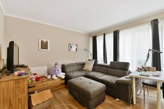 Een op te knappen één-kamer-appartement gelegen in het hart van Middelkerke, op slechts enkele wandelpassen van de zeedijk en het strand, diverse winkels en het openbaar vervoer. <br />Het appartement is gelegen op de tweede verdieping en bestaat uit een sfeervolle en goed verlichte woonkamer, een aparte keuken ingericht met de nodige toestellen, een badkamer met een bad, lavabo en toilet, en een aparte kamer / slaaphoek. <br />Momenteel wordt het appartement verhuurd voor €500 + €50 syndicuskosten per maand. De elektriciteit is in overeenstemming met de normen t.e.m. 11/2044! Er is een lift beschikbaar in het gebouw en tevens beschikt het appartement over een individuele kelderberging!<br />Vraag nu een bezichtiging aan!<br />EPC: 215 kWh/m² - UC: 3818542 ~ Vg, Wg, Gmo, Gvkr, Gvv ~ Ref. MI24924