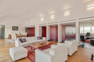 Pal in het centrum van Brasschaat bevindt zich dit luxueuze penthouse-appartement waar ruimte en comfort samenkomen!Verschillende winkels, de...