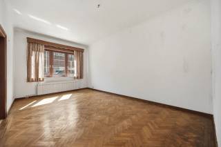 Dit gebouw bestaat uit 1 rijwoning en 2 appartementen en is goed gelegen in het centrum van Hoegaarden. Het gebouw werd in de jaren '90 gerenoveerd. De rijwoning omvat op het gelijkvloers: inkomhal, living, eetplaats, woonkeuken, bureau/slaapkamer, badkamer, toilet, garage, technische berging en een binnenkoer/terras. Op het verdiep vindt u nog 4 slaapkamers, tweede badkamer en een berging. Dit gedeelde is tevens onderkelderd. De 2 appartementen omvatten beiden: inkomhal, 2 slaapkamers, leefruimte met open keuken, badkamer, toilet en berging. 1 appartement is vrij en het appartement op het gelijkvloers is verhuurd (750 euro/maand). Kortom bent u op zoek naar een interessante investering in centrum Hoegaarden kan u ons contacteren voor verdere info of een bezichtiging in te plannen.