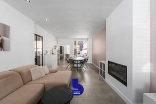 Deze prachtige woning onderging een totaalrenovatie en werd omgetoverd tot een stijlvolle, instapklare parel waar kwaliteit, comfort en afwerking centraal staan.<br /><br />De ligging is een absolute troef vlak bij winkels en op fietsafstand van zowel het strand als het bruisende centrum.<br /><br />Buiten geniet u van een ruime, zonnige tuin waar u de hele dag kunt ontspannen. Bovendien beschikt de tuin over een praktische berging, ideaal voor fietsen, tuinmateriaal of extra opslag.<br /><br />Binnen wordt u verwelkomd in een gezellige leefruimte met vooraan een sfeervolle zithoek, afgewerkt met een elegante gashaard. Aansluitend bevindt zich de lichtrijke eetruimte, voorzien van stijlvolle inbouwspots en een prachtig zicht op de tuin.<br /><br />De luxueuze open keuken vormt het hart van de woning en is volledig uitgerust met hoogwaardige toestellen, waaronder een oven, combi-oven, inductiekookplaat, vaatwasser en tal van opbergmogelijkheden. De praktische ontbijtbar maakt het geheel compleet.<br /><br />Extra comfort vindt u dankzij een apart gastentoilet op het gelijkvloers én een tweede toilet op de verdieping. Daarnaast is er een handige kelder aanwezig.<br /><br />Op de eerste verdieping bevindt zich een bijzonder ruime en smaakvol ingerichte badkamer met een vrijstaand ligbad, een royale inloopdouche, een stijlvol designlavabomeubel, een tweede toilet én een praktische wasruimte met aansluitingen voor wasmachine en droogkast.<br /><br />Verder telt de woning twee volwaardige slaapkamers: een ruime master bedroom en een tweede, ruime slaapkamer die perfect dienst kan doen als kinder-, logeer- of bureelkamer.<br /><br />Bent u op zoek naar een woning waar u zonder zorgen uw intrek kunt nemen, met een hoogwaardige afwerking, een uitstekende ligging en alle hedendaagse comfort? Dan is deze unieke woning absoluut een bezoek waard.