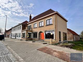 <p>AANKOOP AAN 6% IS MOGELIJK!<br /><br />Altijd al gedroomd van het authentieke dorpsleven onder de kerktoren? En dat bovendien in een gebouw dat geschiedenis ademt? Mis deze kans niet!</p>
<p>Deze burgerwoning met gevelbreedte van maar liefst 13m biedt u dit alles on een groene omgeving. De woning werd reeds voorzien van betonnen tussenverdiepingen, vernieuwd dak, nieuwe ramen met isolerende beglazing,…</p>
<p>De locatie vormt de ideale uitvalsbasis voor een fietstocht of wandeling in de natuur. Daarnaast is er een vlotte verbinding naar de winkels in Westkapelle, de zee en het binnenland via de N49.</p>
<p>Indeling:</p>
<p>Gelijkvloers: inkom met gastentoilet, berging, leefruimte van maar liefst 58m² met zithoek, eetplaats, bureauhoek en open keuken.<br />Eerste verdieping: hoofdslaapkamer met eigen dressing en badkamer, 2 kinderkamers, babykamer/dressing/bureau, apart toilet en vaste trap naar tweede verdieping.<br />Tweede verdieping: polyvalente kamer van 31m².</p>
<p>Buiten: onderhoudsarme koer/dorpstuin.</p>
<p>Contacteer Bonne Vastgoed 7 op 7 voor meer info via 0468/10.40.40 of info@bonnevastgoed.be</p>
<p></p>
