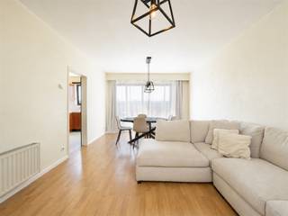 <div><div><section><div><div><div><div><div><div><p><span>Aan de <strong>Ter Heydelaan in Deurne</strong> bevindt zich dit goed onderhouden appartement van <strong>86 m²</strong>, gelegen op de <strong>derde verdieping</strong> van een kleinschalig gebouw van 1995. Dankzij de beperkte omvang van het gebouw geniet u hier van een aangename woonomgeving met <strong>lage algemene kosten</strong>.</span></p><p><span>Het appartement beschikt over een aangename leefruimte met voldoende lichtinval, een praktische keuken, twee slaapkamers, een badkamer, apart toilet en een buitenruimte. De indeling is functioneel en het geheel werd steeds goed onderhouden, waardoor het appartement meteen geschikt is voor eigen bewoning, maar ook bijzonder interessant blijft als investering. Het gunstige <strong>EPC-label B</strong> vormt hierbij een belangrijke bijkomende troef.</span></p><p><span>De ligging is centraal en praktisch, in de buurt van de Bosuil, met winkels, scholen, openbaar vervoer en belangrijke verbindingswegen vlakbij. Ook wie graag groen in de buurt heeft, zit hier goed: met <strong>Bremweide en Ertbrugge</strong> op korte afstand combineert dit appartement een vlotte bereikbaarheid met een aangename woonomgeving.</span></p><p><span>Door de combinatie van de goede ligging, de verzorgde staat, het gunstige EPC-label en de beperkte algemene kosten is dit een interessante opportuniteit voor wie zoekt naar een onderhoudsvriendelijke woonst of een zorgeloze investering in Deurne.</span></p><p><span><strong>PRIJS IS INCLUSIEF STAANPLAATS!</strong></span></p><p><span><strong>Troeven:</strong></span></p><ul><li><span>86 m²</span></li><li><span>3de verdieping</span></li><li><span>EPC-label B</span></li><li><span>2 slaapkamers</span></li><li><span>Kleinschalig gebouw</span></li><li><span>Lage algemene kosten</span></li><li><span>Centrale ligging in Deurne</span></li><li><span>Nabij Bremweide en Ertbrugge</span></li></ul><p><span><strong>Plan nu uw bezoek!</strong></span></p></div></div></div></div><div> </div><div><div> </div></div></div></div></section></div></div><div> </div>