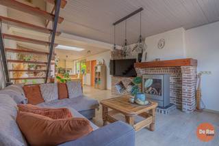 EERSTE KIJKDAG ZAT. 30/05/26 VAN 10U-13U (op afspraak !!!) <br />LEDE – Deze gezellige woning bevindt zich pal in het centrum van Lede, op wandelafstand van scholen, winkels, het sportcentrum, E40 en het station. <br /><br />De woning werd doorheen de jaren steeds goed onderhouden en is onmiddellijk bewoonbaar. Op het gelijkvloers vindt u een lichtrijke woonkamer met aansluitend een open keuken die uitkijkt op de tuin. Verder beschikt de woning over een verzorgde badkamer met toilet, douche en ligbad, een praktische bergruimte en een garage met sectionale poort. Op de eerste verdieping bevindt zich een ruime slaapkamer.<br /><br />De afgelopen jaren werden reeds verschillende vernieuwingen uitgevoerd. In 2014 werden onder meer het hoofddak vernieuwd, een nieuwe gaskachel geplaatst, nieuwe laminaatvloeren gelegd en een deel van de binnenmuren opnieuw bepleisterd en geïsoleerd. In 2024 werden zowel het plat dak van de woning als dat van de garage vernieuwd en werd de koepel vervangen door driedubbele beglazing.<br /><br />De woning beschikt overal over dubbele beglazing. Momenteel heeft de woning een EPC-label E, maar via de EPC-simulatie blijkt dat het plaatsen van een lucht-lucht warmtepomp reeds een mooie verbetering van het EPC-label kan opleveren naar een D-label, net geen C-label.<br /><br />Bent u op zoek naar een betaalbare woning met potentieel, een garage én een gezellige tuin in het centrum van Lede? Aarzel dan niet en maak snel uw afspraak via 053/60.65.60.<br /><br />De vermelde prijs is een richtprijs. Na ontvangst van de biedingen zal de verkoper beslissen of hij/zij de eigendom verkoopt aan het beste bod. De richtprijs is aldus niet bindend voor de verkoper. Voor meer info kunt u ons contacteren of het reglement raadplegen op onze website.