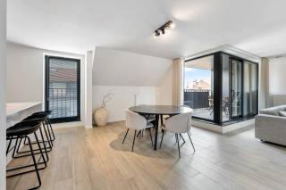 Dit instapklare 2 slaapkamer appartement is gelegen in een kleine residentie met 11 appartementen en 11 gelijkvloerse parkeerplaatsen. Het gebouw dateert van 2021 en is nog onder bouwgarantie.
Enkele troeven van dit appartement zijn: privatieve zonnepanelen, EPC A-label, een mooie keramische parket, ventilatie systeem D, etc.
U kan zelf slapen met de slaapkamerramen open, zo rustig is het hier...<br />Indeling:
inkomhal met vestiairenis, toilet, een grote leefruimte (open keuken (ingericht met alle toestellen), eetplaats en salon) welke toegang geeft tot het terras (6m² en West-gericht), aan de keuken is een mooie keukenberging gekoppeld, nachthal, 2 mooie slaapkamers en een grote badkamer (inloopdouche en dubbele lavabo).
Op het gelijkvloers is er een bergplaats inbegrepen bij het appartement.<br />Een interne autostaanplaats (31.500 €), een interne autostaanplaats met een grote privatieve berging (41.000 €) of een afzonderlijke garagebox met plaats voor 1,5 wagens (85.000 €) kunnen bijgekocht worden.<br />Wat men nodig heeft, vindt men in de onmiddellijke omgeving.<br />Dit gebouw staat op enkele honderden meters van UZ Jette, de ring van Brussel, etc.<br />mobiscore: 8,5/10<br />Bij interesse, bel of mail met Pieterjan Windey op pw@entree.be of 0472 80 20 65